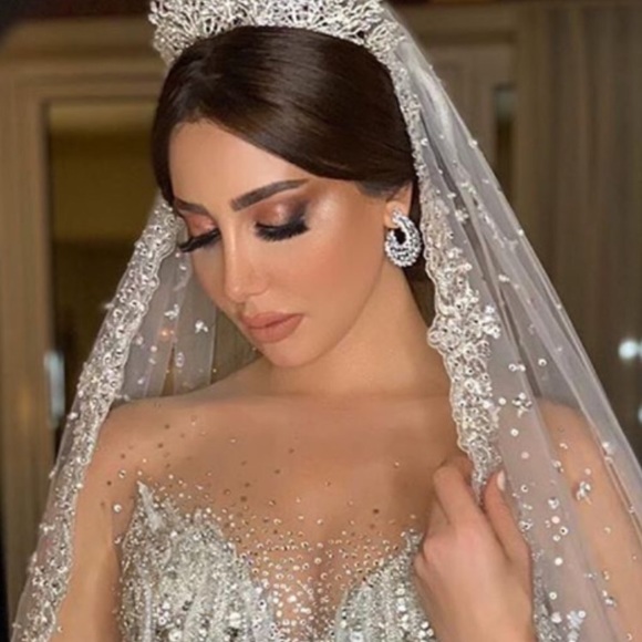 Bridal emerald green cluster curved earrings - Picture 4 of 5